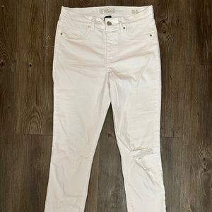 White skinny jeans with ripped knee